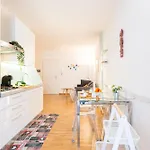 Guesthost - Piazza Cavallotti & Mercato Apartment! Livorno