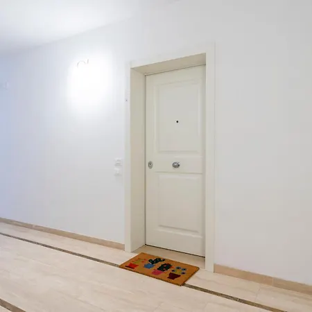 Guesthost - Piazza Cavallotti & Mercato Apartment! Διαμέρισμα