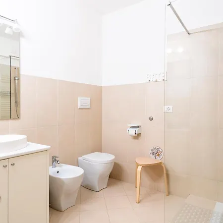 Guesthost - Piazza Cavallotti & Mercato Apartment! Λιβόρνο